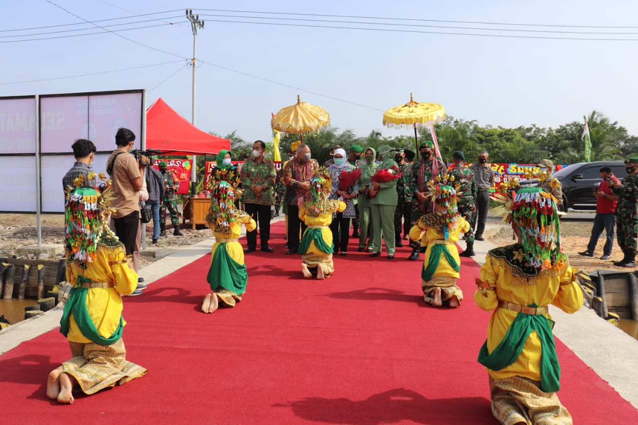 Bupati Safrial Dampingi Danrem 042/Gapu, Resmikan Kantor Koramil 41903