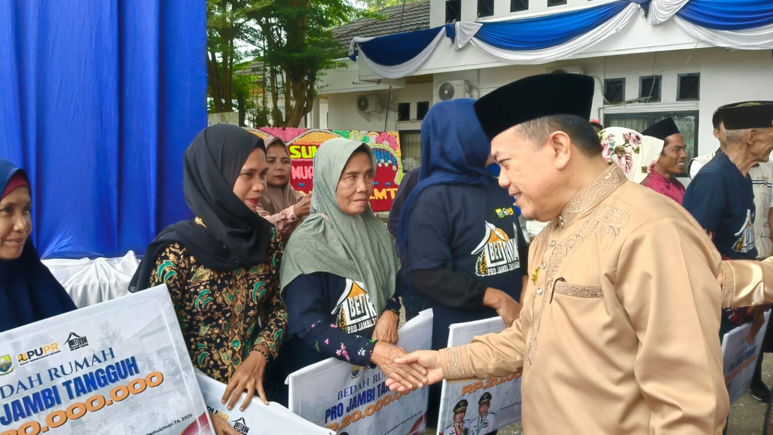 HUT ke-26 Muaro Jambi, Gubernur Al Haris Serahkan Bantuan Program Bedah Rumah